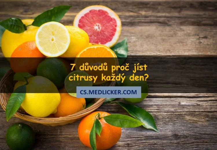 Svěží citrusrůzné plody v košíku na dřevěném povrchu.