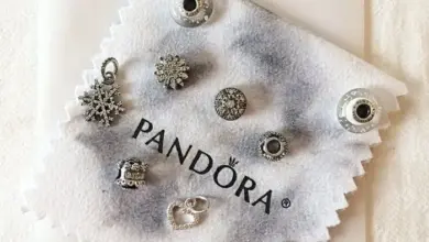 Stříbrné šperky Pandora na utěrkách s viditelným zčernáním.