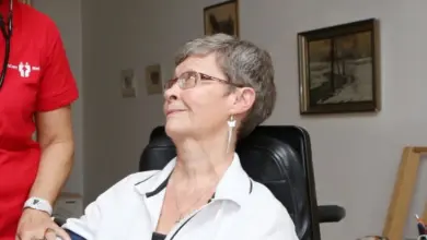 Péče o seniorku doma: měření krevního tlaku.
