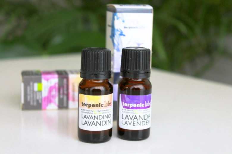 Dvě lahvičky levandule a lavandin od značky Terpenic Labs na bílém povrchu.
