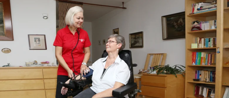 Péčeřka pomáhá seniorce v domovské péči.