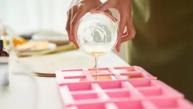 Lidá se glycerin do silikonových forem na květiny.
