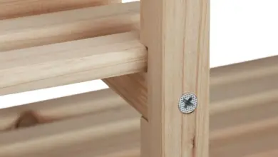 Detail dřevěného police na květiny ukazuje spojení s šroubem.
