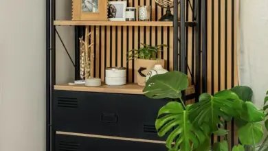 Vnitřní police s rostlinami v moderním designu