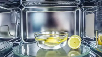 Skleněná miska s citrony ve vodě uvnitř mikrovlnné trouby.