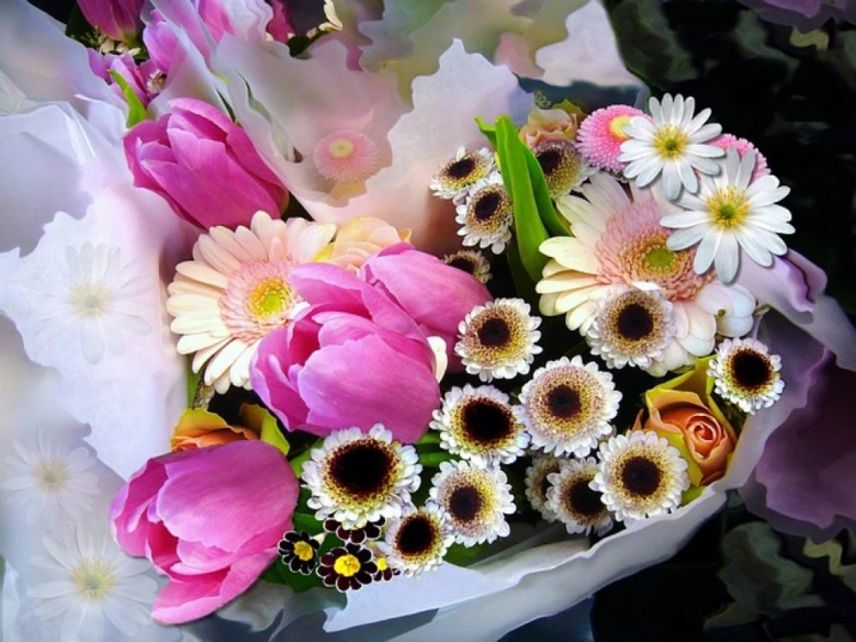 Květinová vazba s růžovými tulipány a bílým chryzantémami.