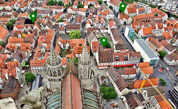 Pohled na historické město s kostely a červenými střechami.