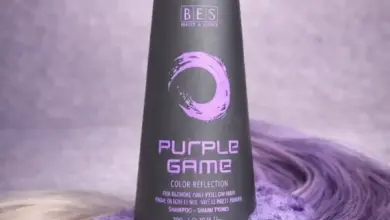 Fialový šampon na blond vlasy s pěnou.