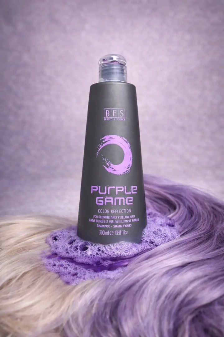 Fialový šampon na blond vlasy s pěnou.