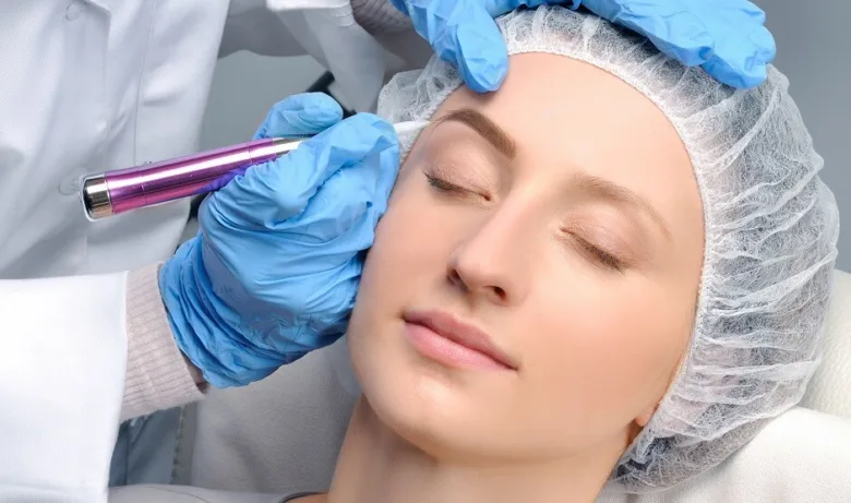 Žena dostává mikrotrvalý obočí po proceduře s odborníkem.