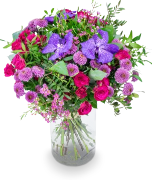 Květinová vazba s růžemi, orchidejemi a dalšími květy v sklenici.