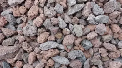 Malé vulkanické kameny pro akvárium nebo terárium.